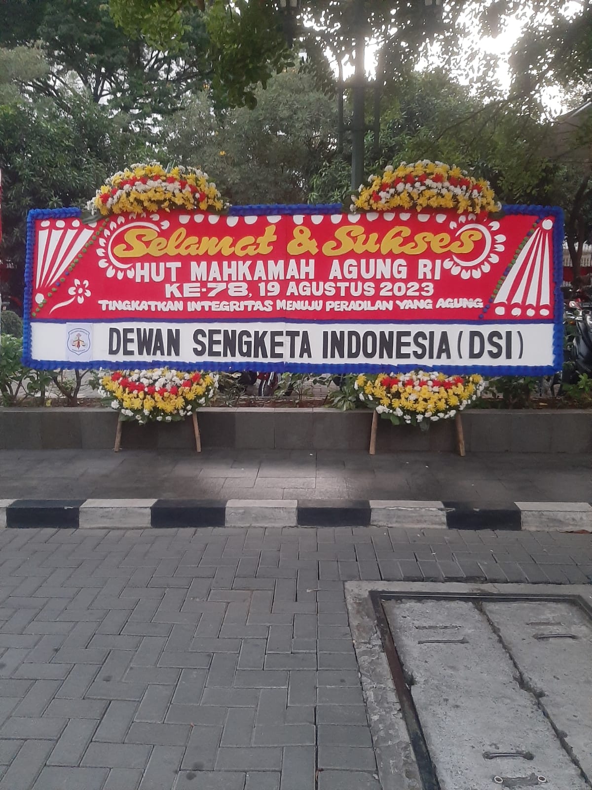 Papan Bunga Ucapan Selamat HUT ke 78 Mahkamah Agung Republik Indonesia dari DEWAN SENGKETA INDONESIA (DSI)